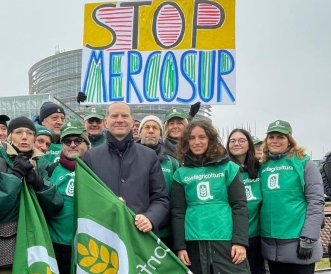 Agricoltori in piazza a Strasburgo contro l'accordo Ue-Mercosur