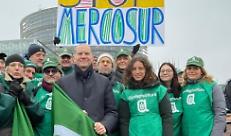 Agricoltori in piazza a Strasburgo contro l'accordo Ue-Mercosur